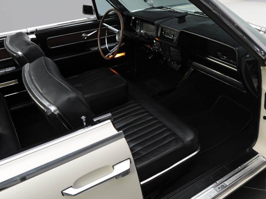 Интерьер Lincoln Continental Convertible (74A) 1962 года  (фото 2 из 35)